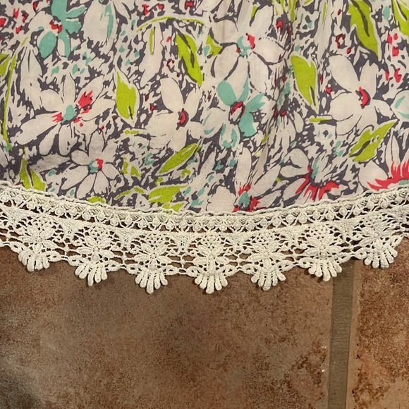 Everly Floral Top Cami With Crochet Bottom Trim Size Small - Picture 4 of 8